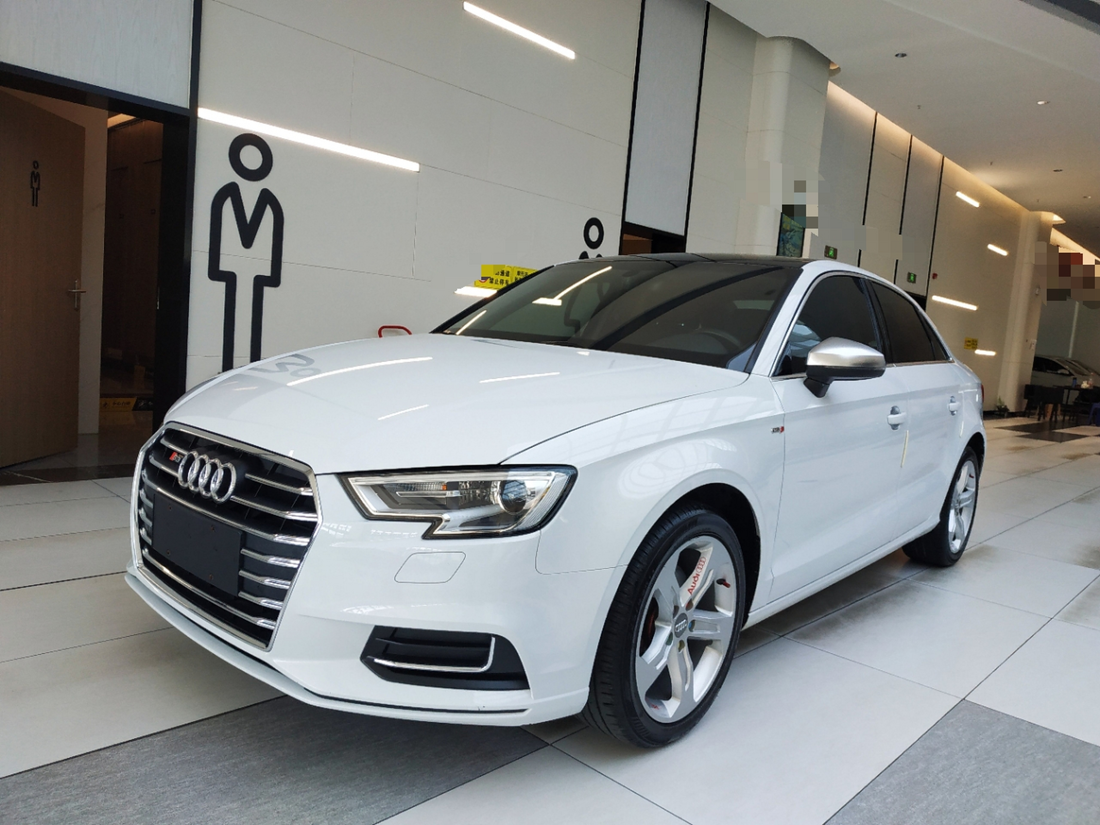 Unter der Vorderseite des Autos