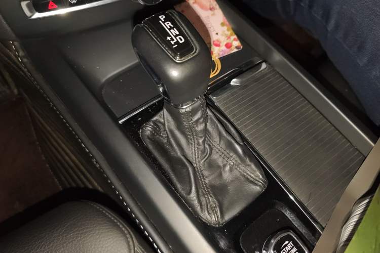 Used Volvo XC60 2019 T5 4x4 Smart Edition China VI Standard Gear Lever
