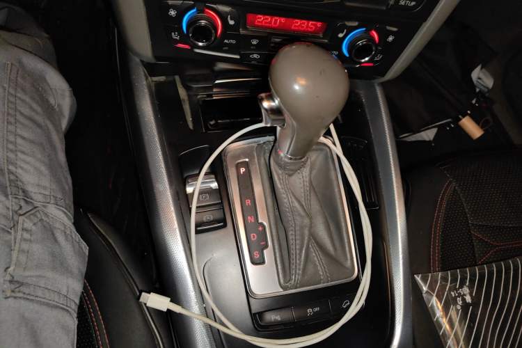 Used Audi Q5 2010 2.0TFSI Technology Edition Gear Lever