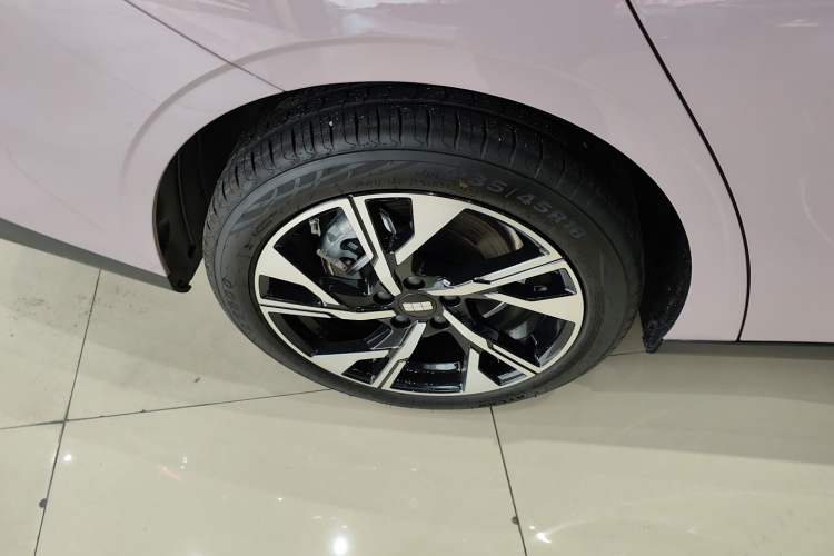 Used Geely Galaxy L6 2024 125km Creative Edition
