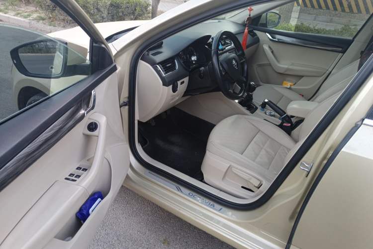 Used Skoda Octavia 2015 1.6L Manual Yijun Edition Driver Seat