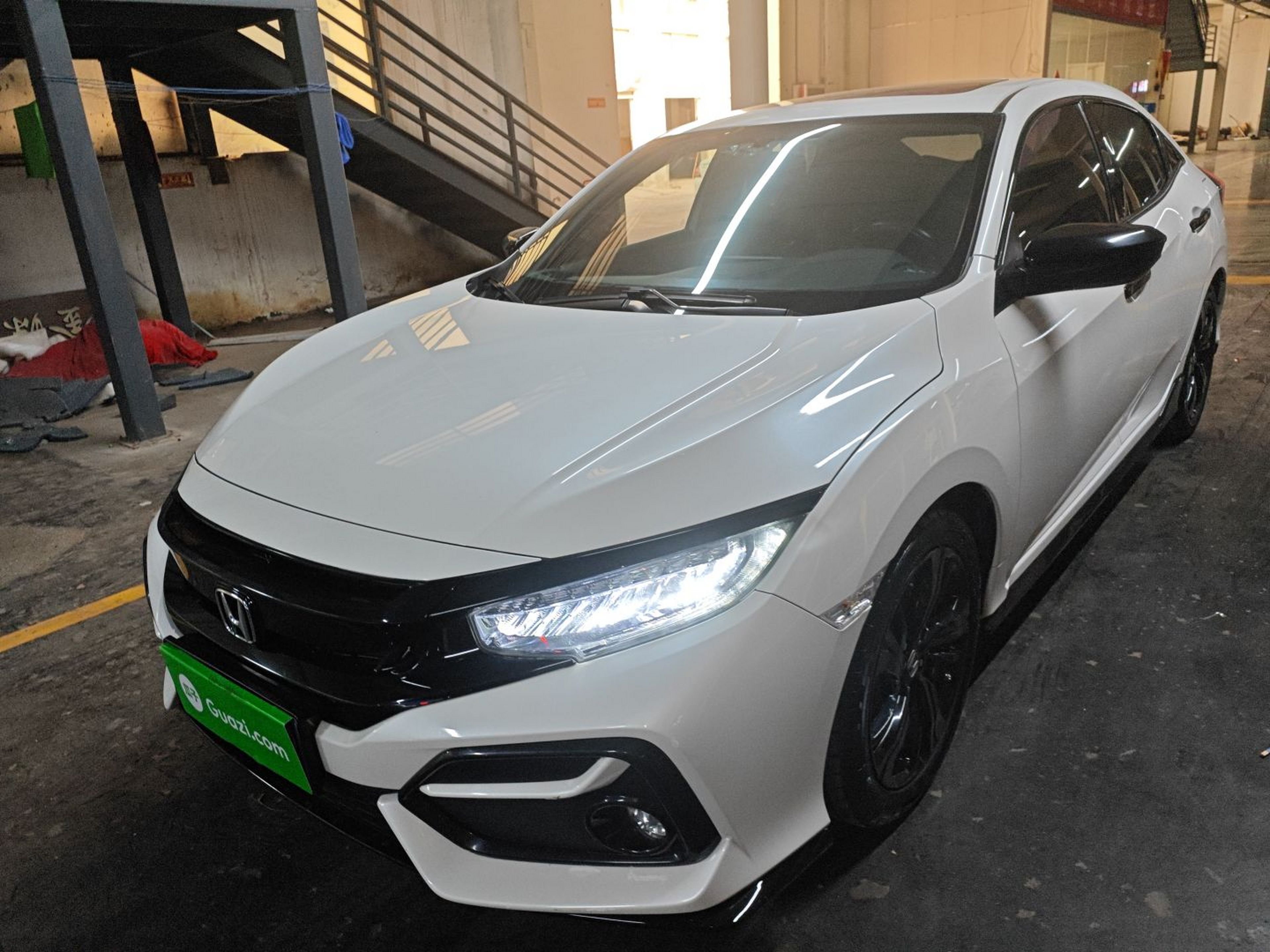 Под передней частью автомобиля