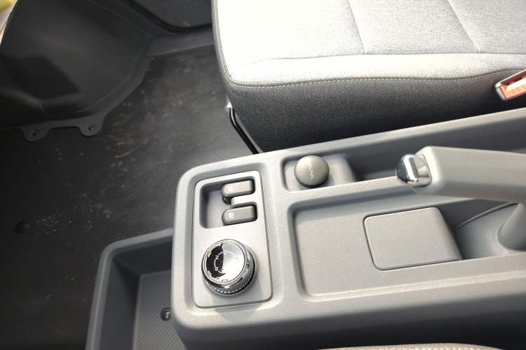 Used Wuling Yangguang 2024 300KM Comfort Version Passenger Van 75kW Gear Lever