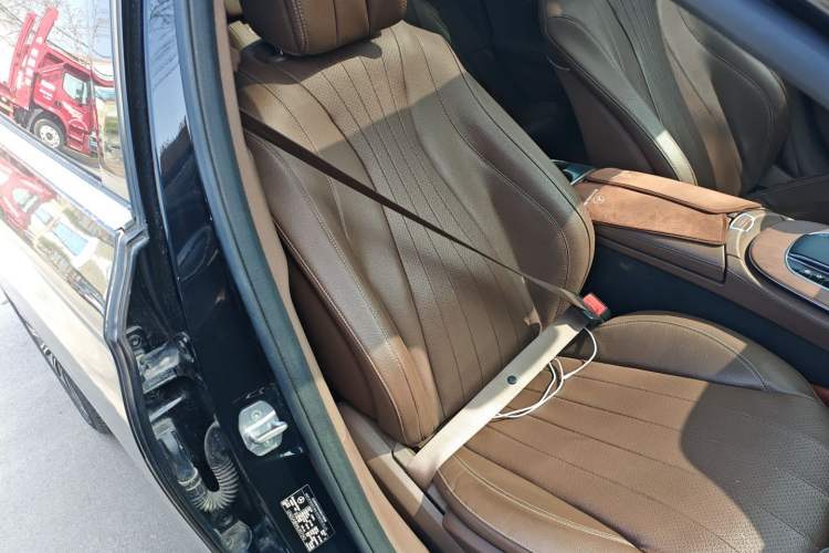 Used Mercedes-Benz E-Class 2017 E 300 L Sporty and Stylish Model
