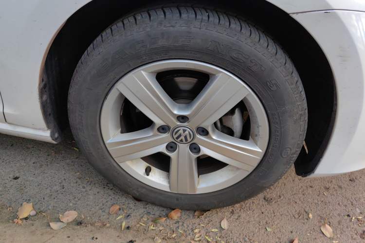 Used Volkswagen Golf 2016 230TSI Automatic Comfort Version Right Front Wheel Hub