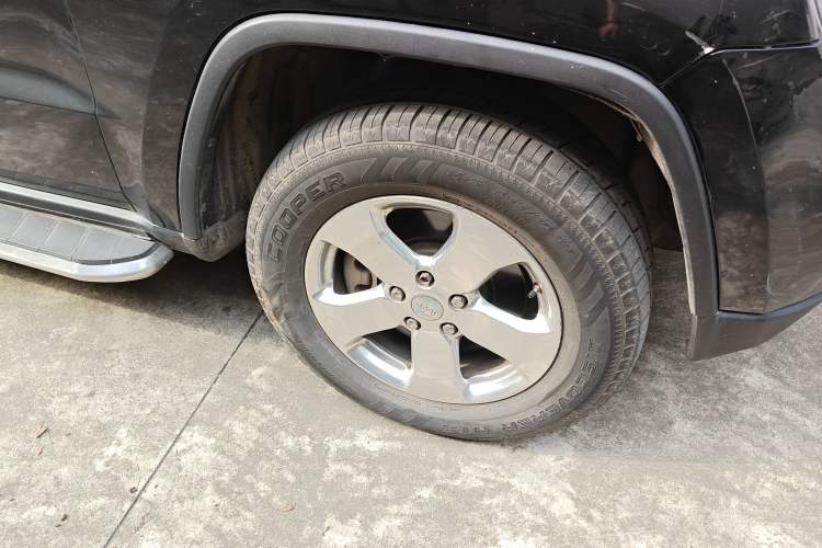 Used Jeep Grand Cherokee 2011 3.6L Luxury Navigation Edition Right Front Wheel Hub