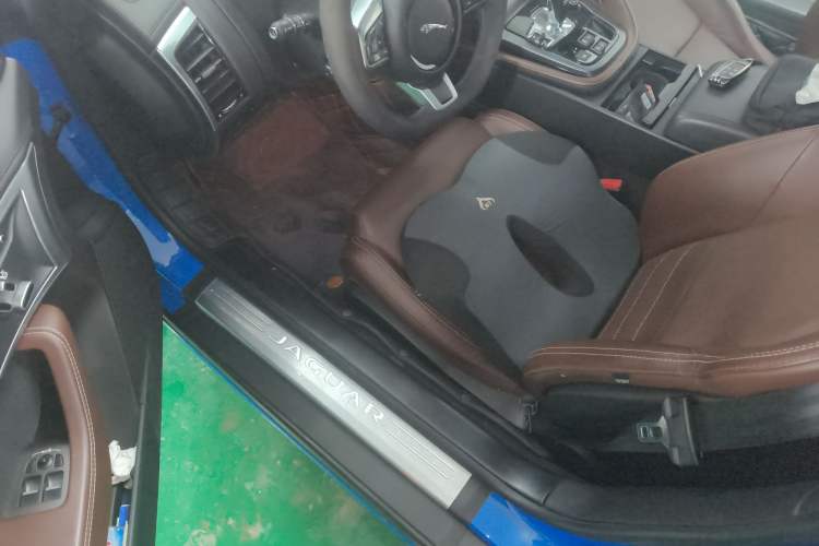 Used Jaguar F-TYPE 2019 2.0T Hardtop Version
