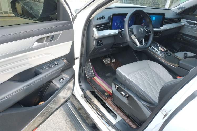 Used Volkswagen Tavendor 2024 380TSI All-Wheel Drive R-Line Cruise Edition
