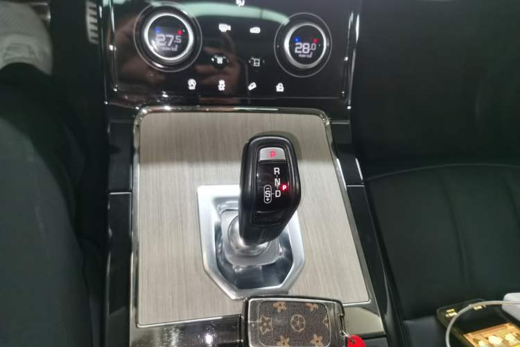 Used Land Rover Range Evoque 2021 Range Rover Velar 249 PS R-Dynamic S Performance Edition Gear Lever