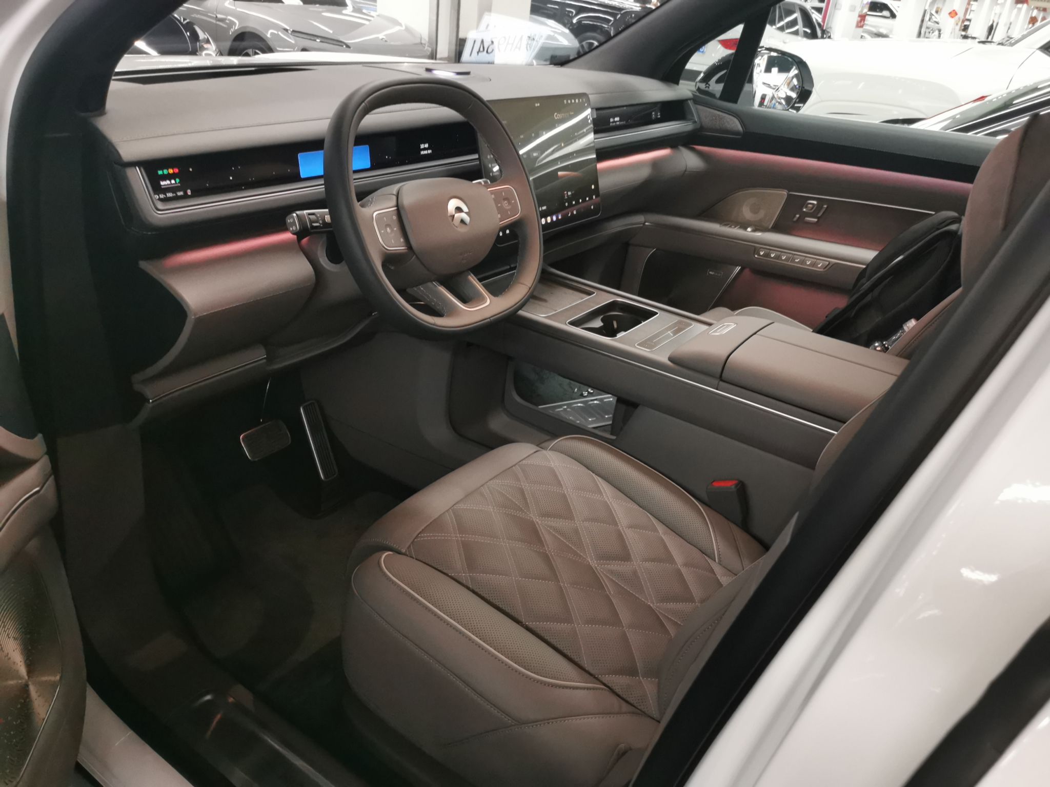 المقاعد الأمامية داخل السيارة