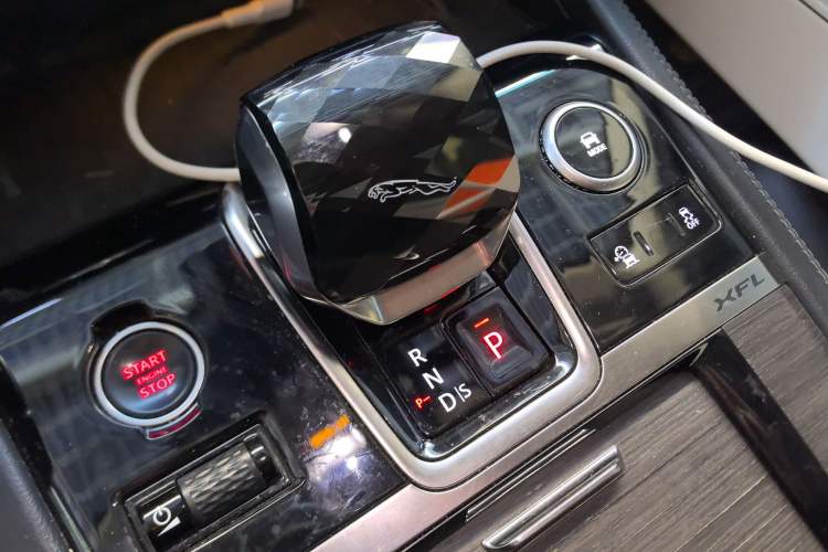 Used Jaguar XFL 2021 XFL 2.0T P200 Two-Wheel-Drive Elite Luxury Edition Gear Lever