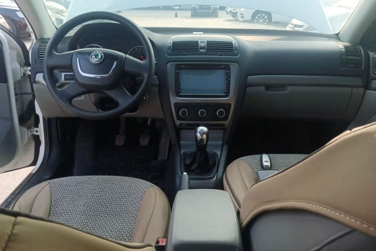 Used Skoda Octavia 2010 2.0L Manual Yijun Edition Center Console