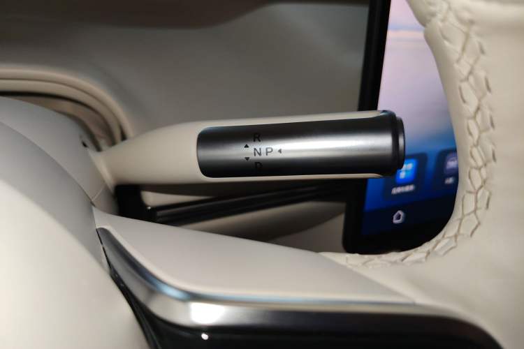 Used Hima Luxeed R7 2024 All-Electric 736 km Ultra Gear Lever