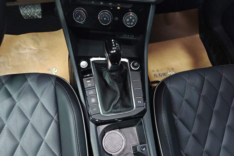 Used Volkswagen Sagitar 2025 300TSI DSG Excellence Edition Gear Lever