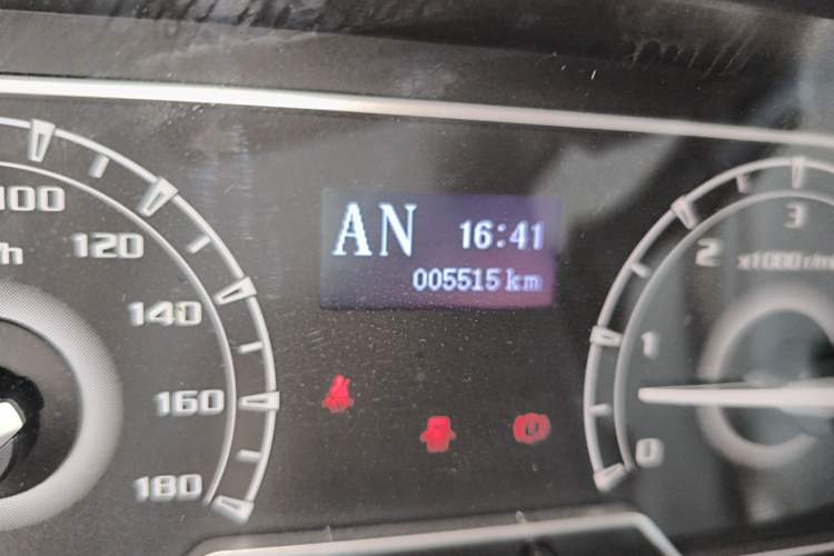 Used SAIC MAXUS Xintu V80  Odometer Close Up