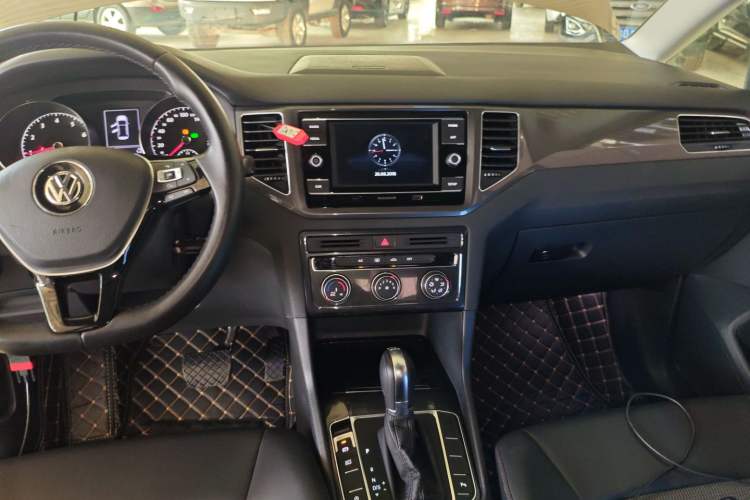 Used Volkswagen Golf Sportsvan 2018 230TSI Automatic Trend Edition Audio And AC Panel