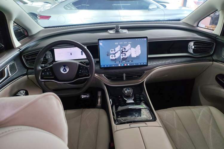 Used Denza D9 2025 DM-i Smart Drive 1020 Four-Wheel Drive Deluxe Model Center Console