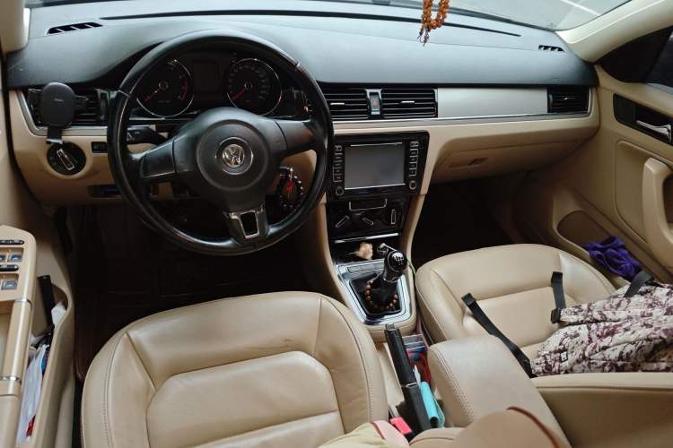 Used Volkswagen Bora 2014 1.6L Manual Comfort Model Center Console