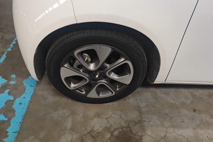 Used ORA White Cat 2022 Upgraded Model 305km Range Luxury Version Lithium-Ion Battery Left Front Wheel Hub