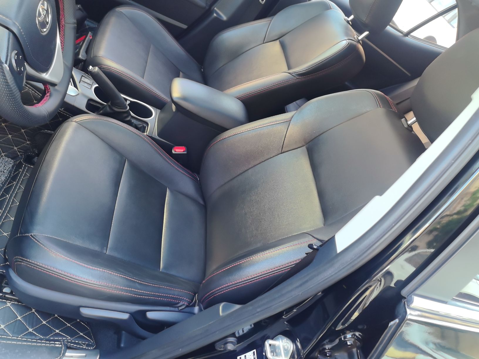 المقاعد الأمامية داخل السيارة