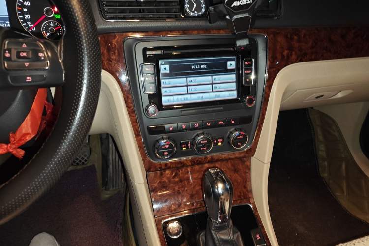 Used Volkswagen Passat 2013 1.8TSI DSG Prestige Edition Audio And AC Panel