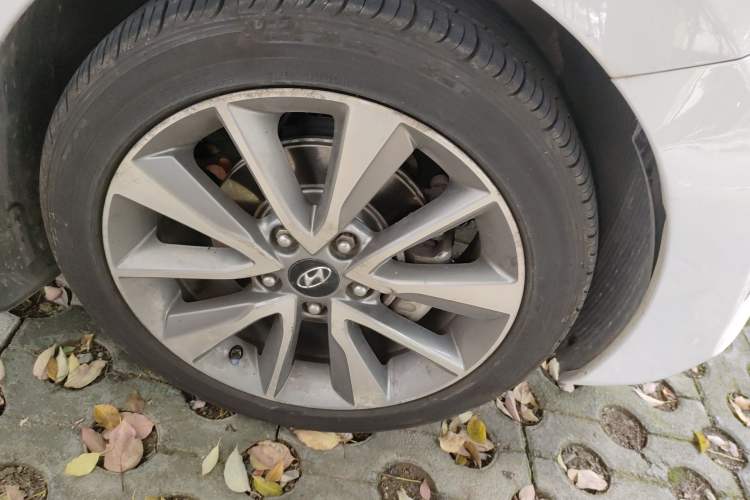 Used Hyundai Elantra (5th Generation / Langdong) 2015 1.6L Automatic Leading Model Right Front Wheel Hub