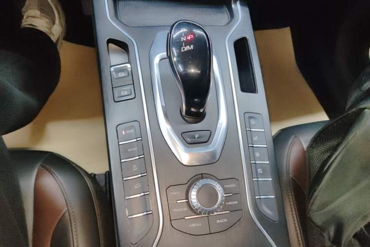 Used Wey VV5 2021 1.5T Two-Wheel Drive Color Pioneer
