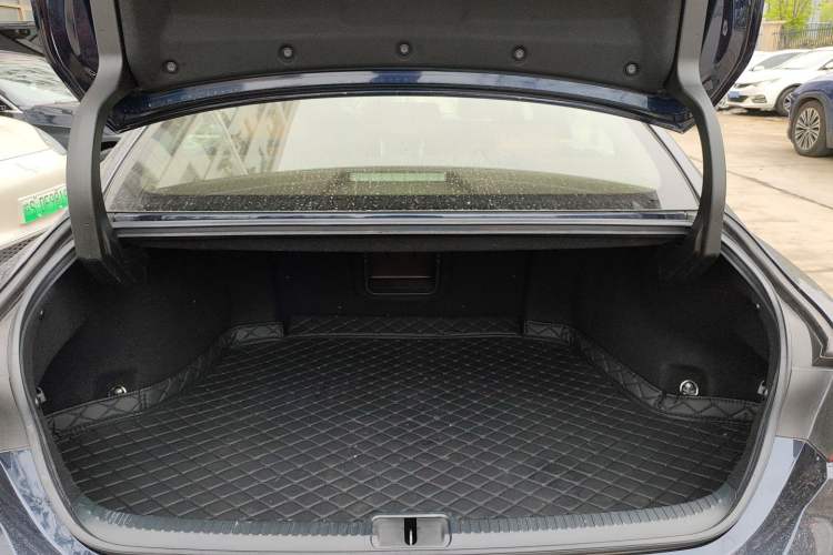 Used Lexus ES 2020 300h Deluxe Edition Trunk