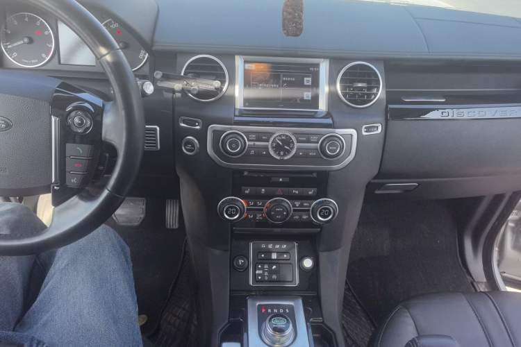 Used Land Rover Discovery 2016 3.0 SC Obsidian Black Heritage Edition HSE Audio And AC Panel