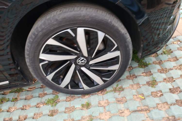 Used Volkswagen Passat 2023 Revised 330TSI Elite Edition Right Front Wheel Hub