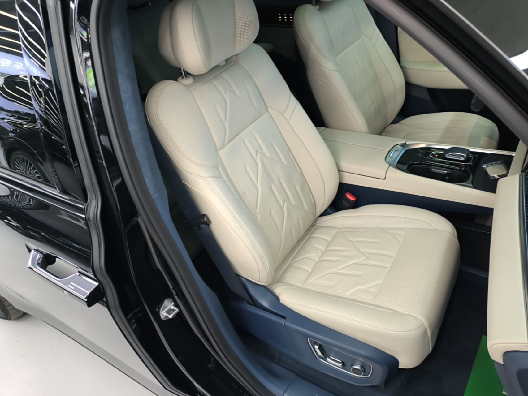 Zeekr 009 2024 7-Seater Walk-Through Version Four-Wheel Drive 108 kWh — снимка 19