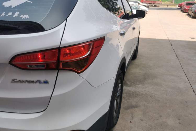 Used Hyundai Santa Fe 2013 2.4L Automatic Two-Wheel Drive Smart Version Right Rear Taillight