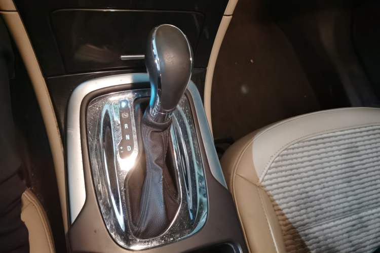 Used Buick Regal 2014 2.0L Leading Fashion Edition Gear Lever