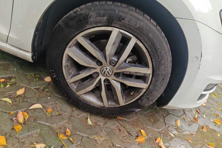 Used Volkswagen Golf 2017 230TSI Automatic Luxury Million-Vehicle Commemorative Edition Right Front Wheel Hub