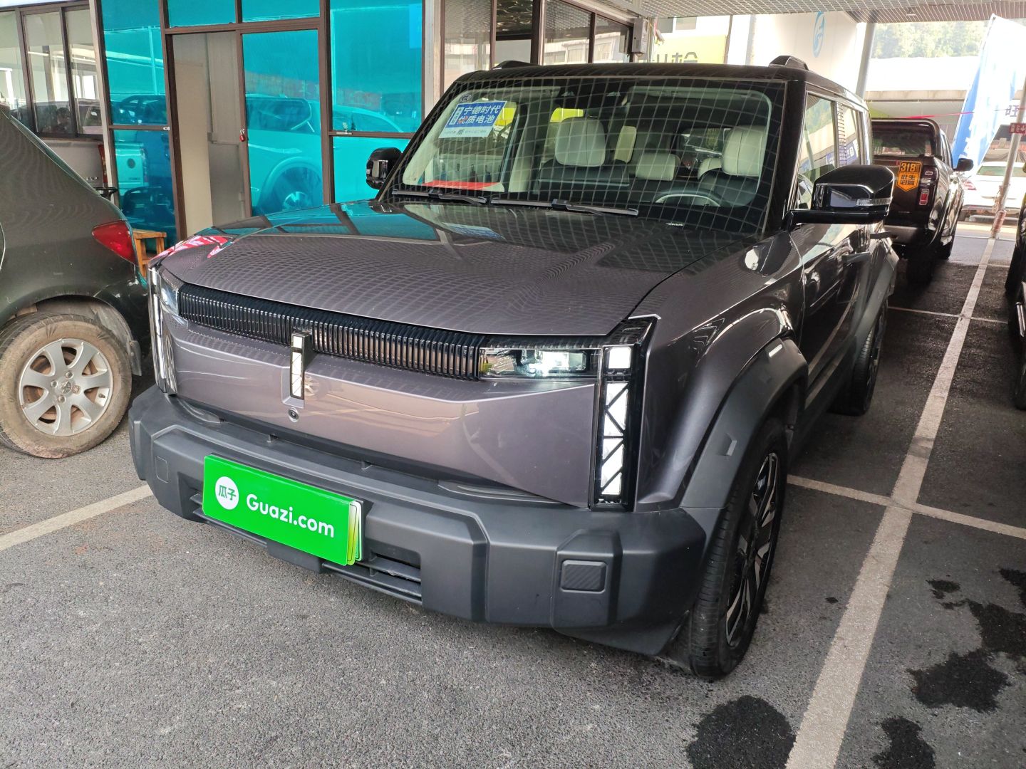 تحت مقدمة السيارة