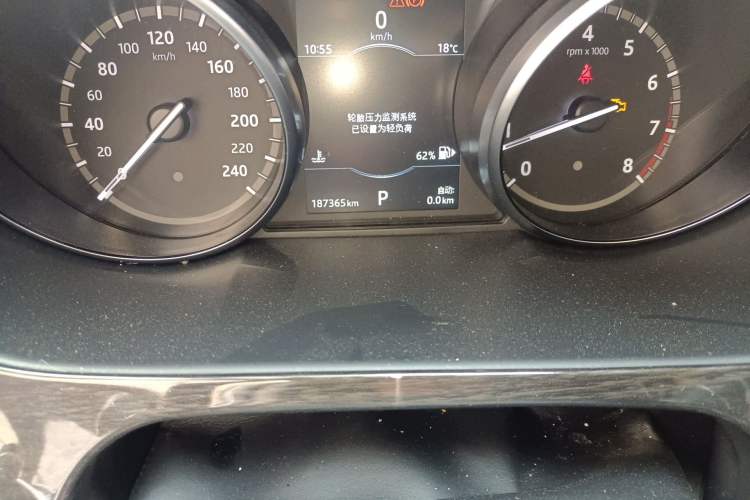 Used Land Rover Discovery Sport 2017 2.0T SE Odometer Close Up