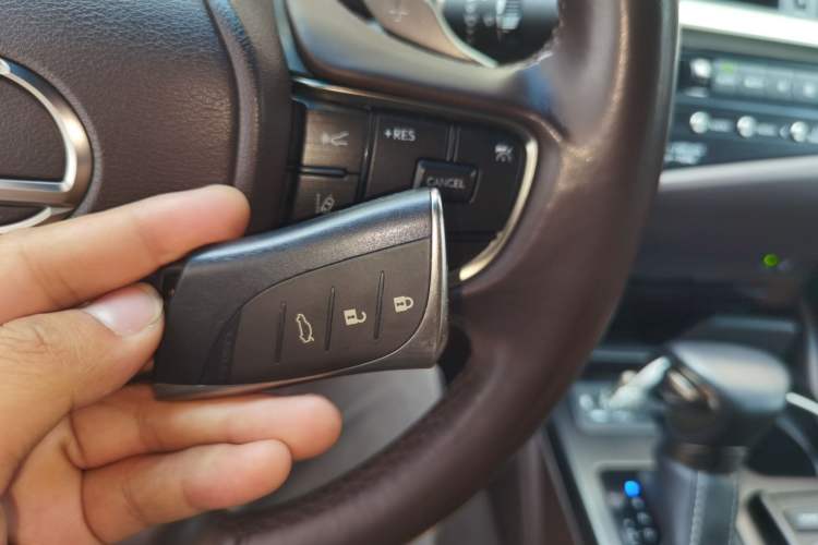 Used Lexus ES 2020 300h Premier Edition Vehicle Key