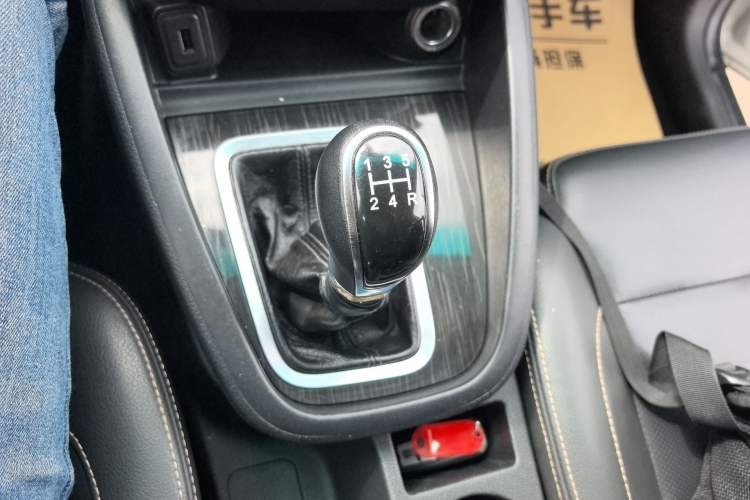 Used SWM X7 2016 1.5T Manual Luxury Edition 7 Seats Gear Lever