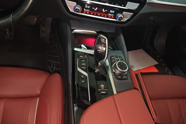 Used BMW 5 Series 2022 Second Facelift 530Li Luxury Version M Sport Package Gear Lever