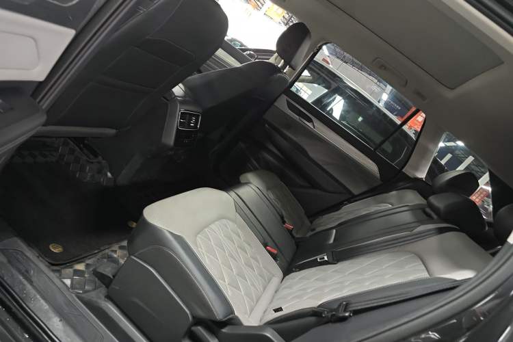 Used Volkswagen Tavendor 2024 380TSI All-Wheel-Drive R-Line Cruise Premium Edition Left Rear Seat