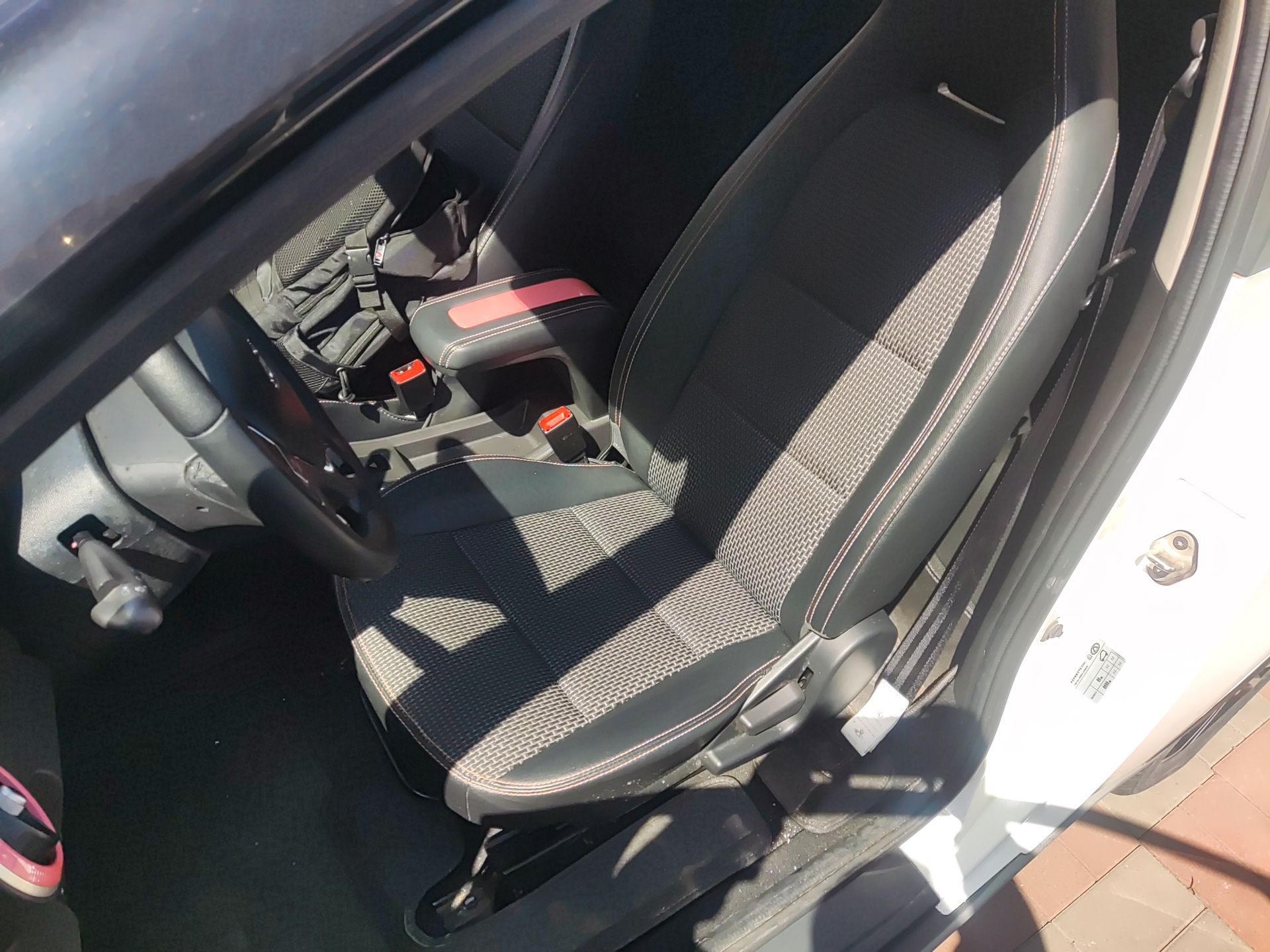 Переднее сиденье в автомобиле