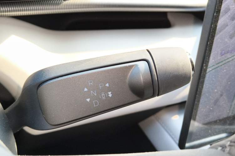 Used XPeng P7 2025 Model—702 Long Range Ultra Gear Lever