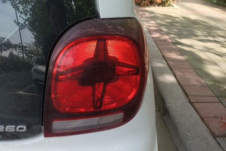 Used Roewe Clever 2021 302 km New Four-Seater Super-Efficient Version Right Rear Taillight