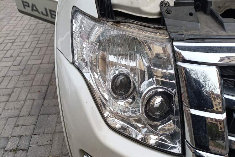 Used Mitsubishi Pajero Sport  Right Front Headlight