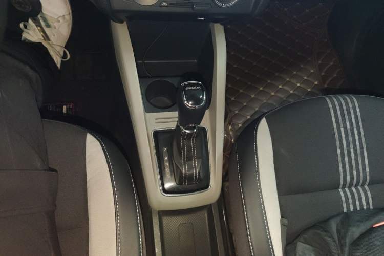 Used Skoda Fabia 2015 1.6L Automatic Sport Edition Gear Lever