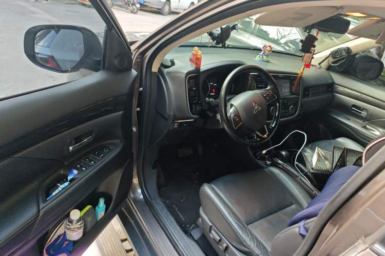 Used Mitsubishi Outlander 2016 2.4L 4x4 Elite Edition 7-Seater Driver Seat