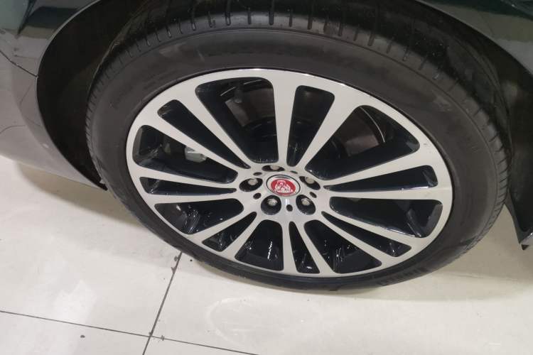 Used Jaguar XFL 2024 2.0T P250 Two-Wheel Drive Prestige Luxury Edition Right Rear Wheel Hub