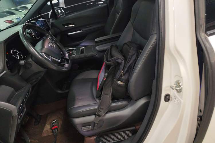 Used Toyota Sienna 2023 2.5L Hybrid Deluxe Edition
