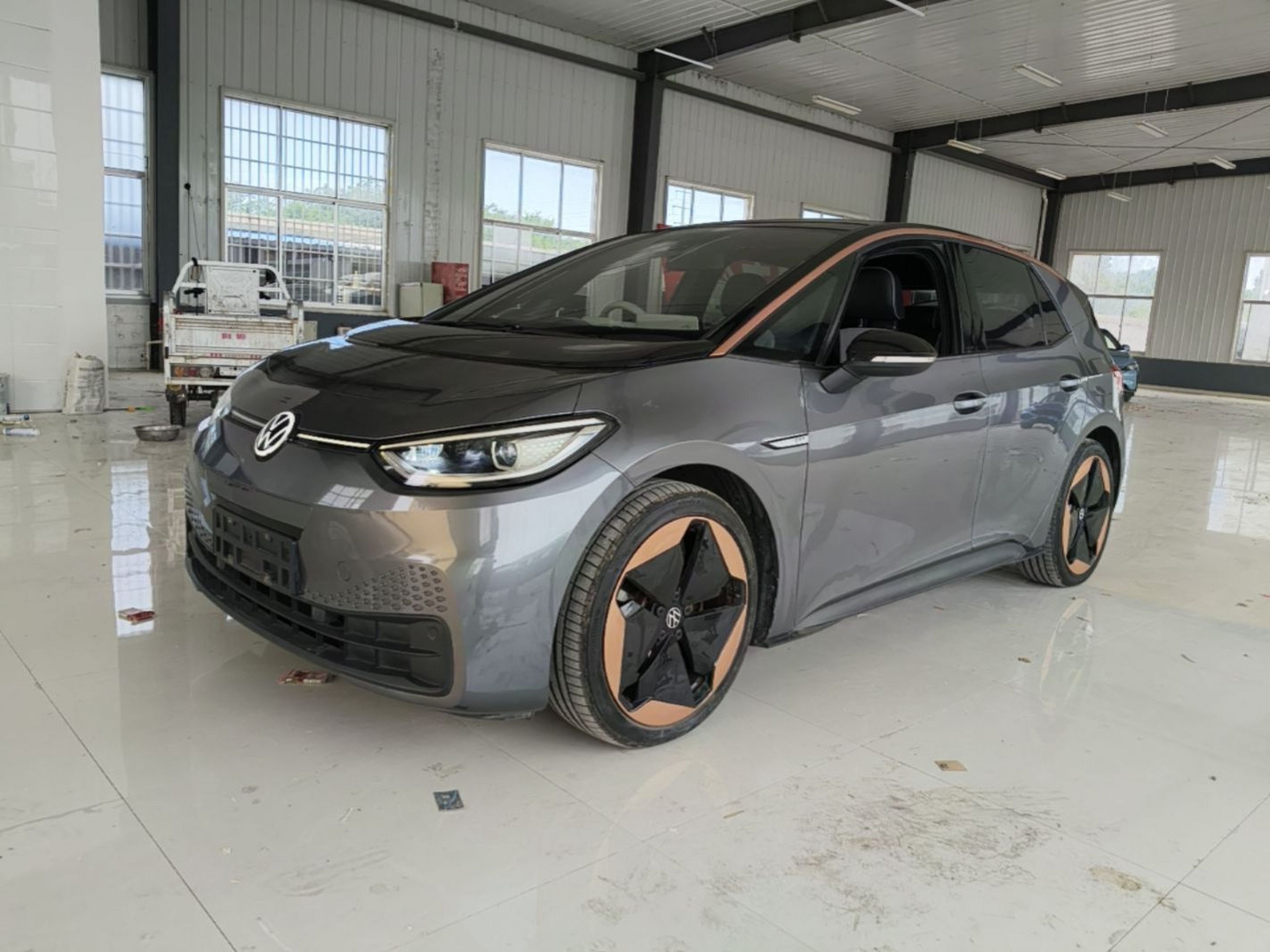 Под передней частью автомобиля