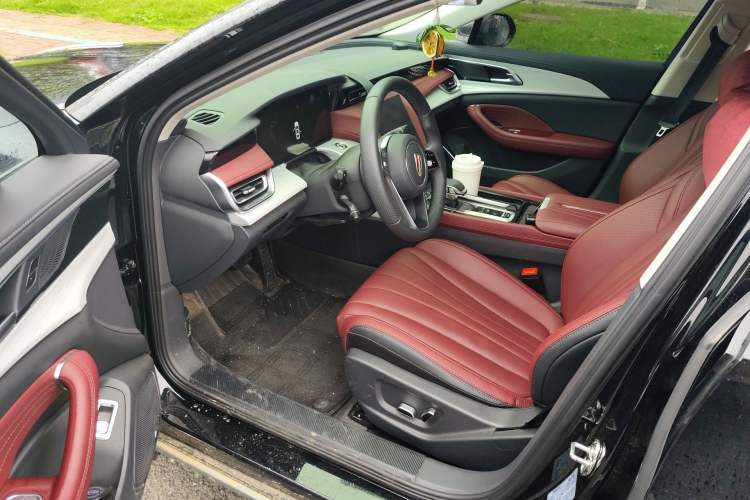 Used Hongqi H5 2025 2.0T Automatic Flag Edition – 500 000 Units Commemorative Version Driver Seat